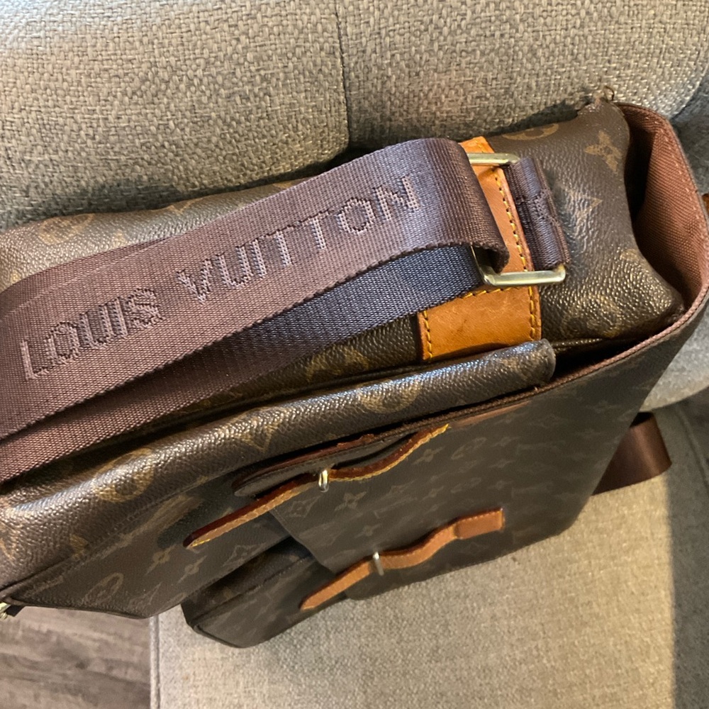 Louis Vuitton Monogram Canvas Messenger Bag - Picture 3 of 7